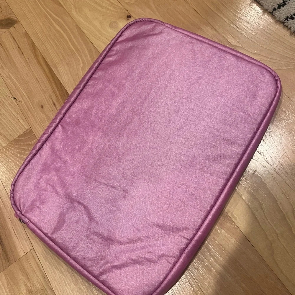 Kipling Laptop Sleeve - metallic pink, excellent condition!